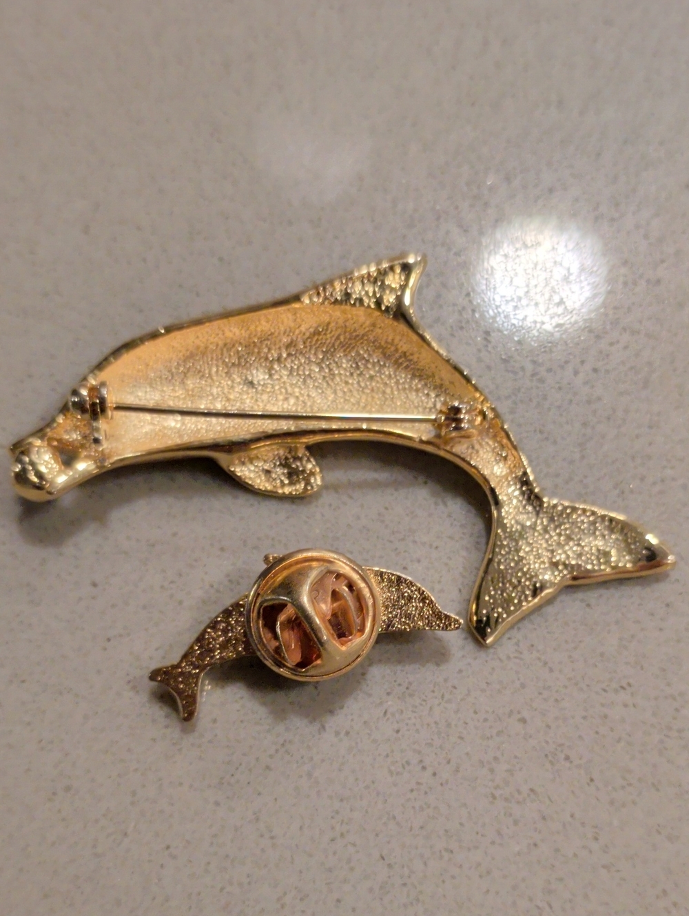 Vintage Lot 2 Gold Dolphin Broochs Pins Pearl Detail Coastal Grandma Beach Vibes - Picture 9 of 12